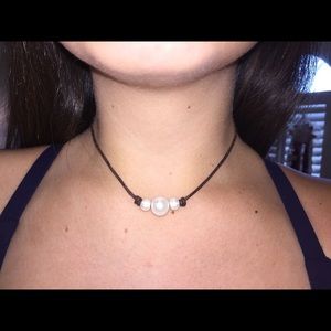 Three pearl choker